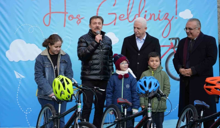 Yılın ilk gününde Bahçelievler’de 100 çocuk bisikletine kavuştu