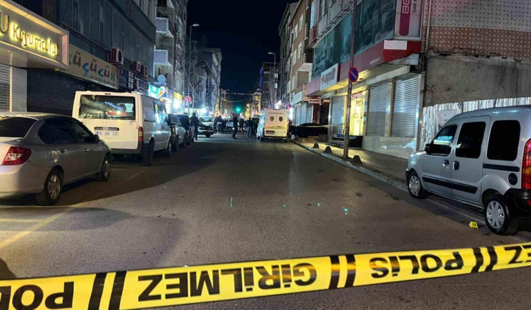 Küçükçekmece’de silahlı saldırı: 1’i ağır 3 yaralı