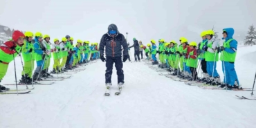 Büyükşehir’le öğrencilerin kayak keyfi