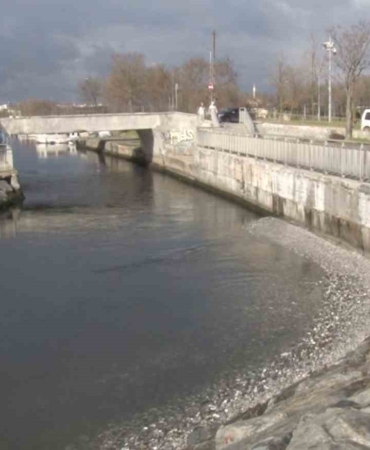 Menekşe sahilinde sular çekildi, tekneler geçişlerde zorluk yaşadı