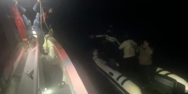 Çanakkale’de arızalanan lastik botla sürüklenen 8 kaçak göçmen kurtarıldı