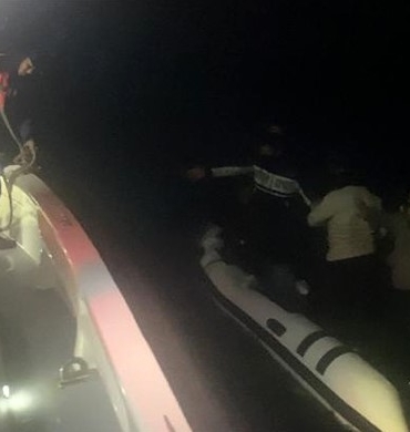 Çanakkale’de arızalanan lastik botla sürüklenen 8 kaçak göçmen kurtarıldı