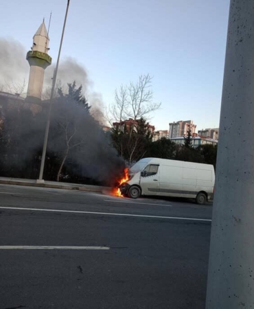 Arnavutköy’de seyir halindeki ticari araç alev aldı, o anlar kamerada