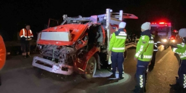 TEM’de vinç destekli kurtarma: Taşıdığı araçla çarptığı tır arasında sıkıştı