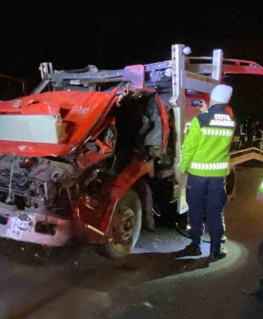 TEM’de vinç destekli kurtarma: Taşıdığı araçla çarptığı tır arasında sıkıştı