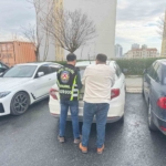 Servis sürücüsü trafikte sinirlendi, kafa atarak taksinin camını kırdı