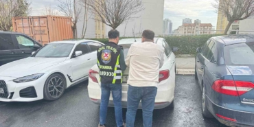 Servis sürücüsü trafikte sinirlendi, kafa atarak taksinin camını kırdı