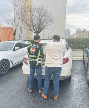 Servis sürücüsü trafikte sinirlendi, kafa atarak taksinin camını kırdı