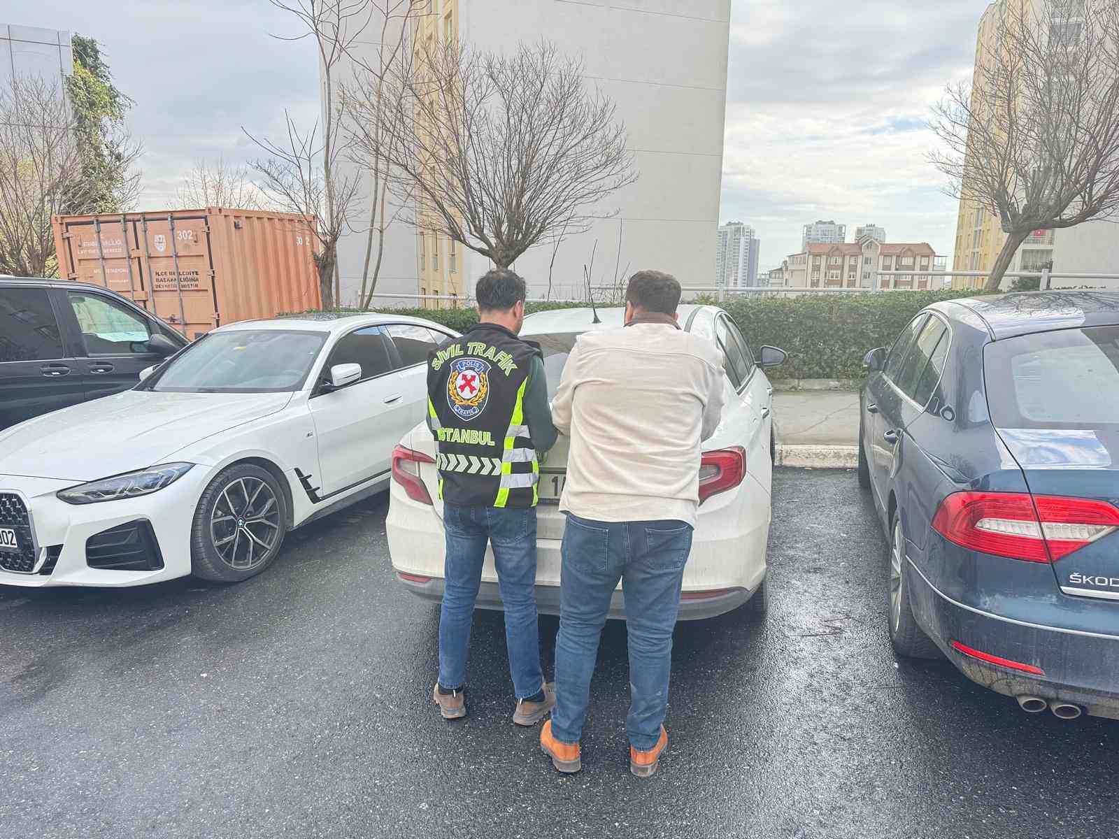 Servis sürücüsü trafikte sinirlendi, kafa atarak taksinin camını kırdı