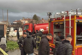 Müstakil ev alevlere teslim oldu: Yanan evini gözyaşları içinde izledi