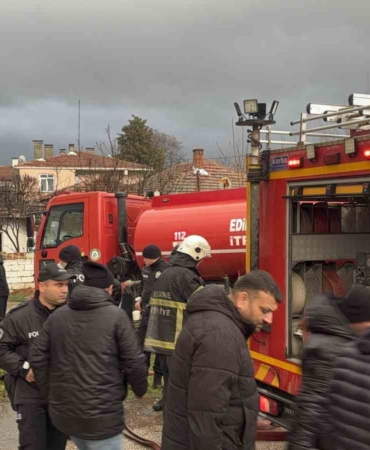 Müstakil ev alevlere teslim oldu: Yanan evini gözyaşları içinde izledi