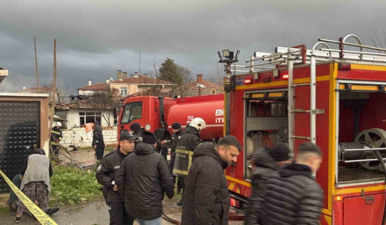 Müstakil ev alevlere teslim oldu: Yanan evini gözyaşları içinde izledi