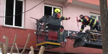 İtfaiye erleri yangında Türk Bayraklarını zarar görmemesi için topladı