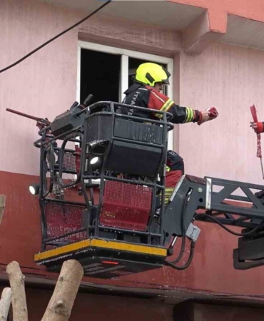 İtfaiye erleri yangında Türk Bayraklarını zarar görmemesi için topladı