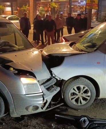 İnegöl’de iki araç kafa kafaya çarpıştı: 3 yaralı