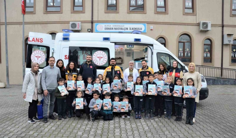 112’den minik Yağmur ve arkadaşlarına karne hediyesi