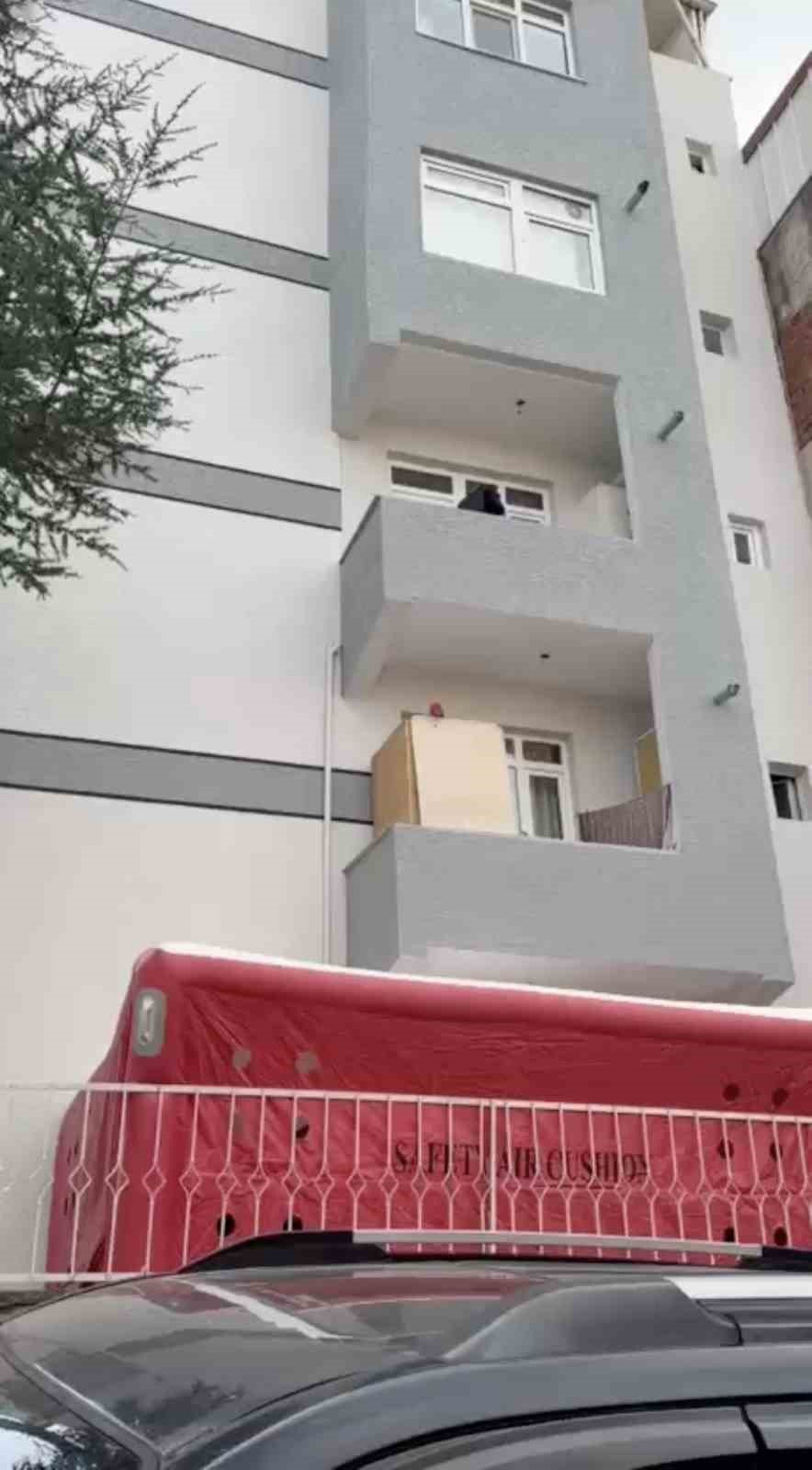 Teslim olmamak için kendini balkona kilitledi: Müzakereci ekipler sevk edildi