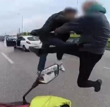 Uçan tekmelerin bedeli ağır oldu... Ehliyetlerine el konuldu, psikotekniğe sevk edildi