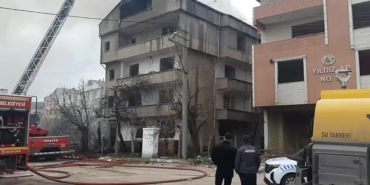 Yıkımı süren binanın çatı katında yangın çıktı