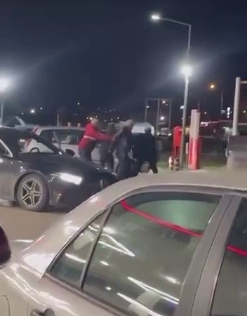 Akaryakıt istasyonunu boks ringine çevirdiler