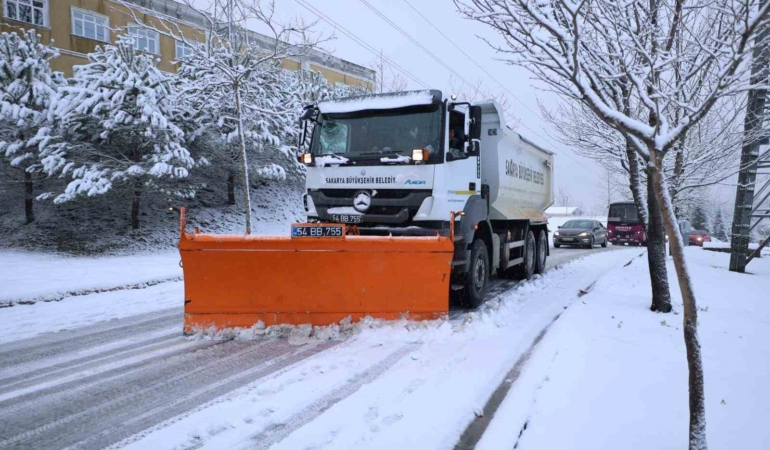 Sakarya’da kar yağışı sonrası kapanan 45 grup yolundan 33’ü ulaşıma açıldı