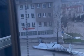 Cami’nin çatısı uçtu, yol kapandı