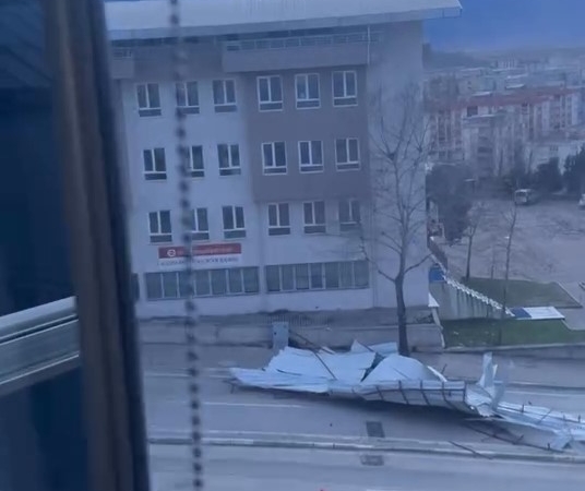 Cami’nin çatısı uçtu, yol kapandı