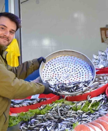 Bu yıl tezgahların yıldızı palamut yerine Karadeniz hamsisi oldu