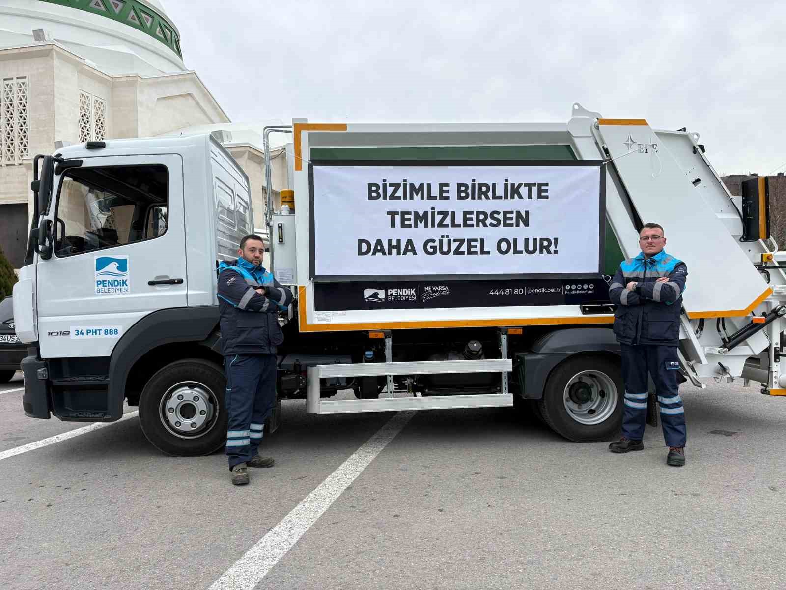 Pendik’te çöp kamyonlarını gören vatandaşlar gözlerine inanamadı