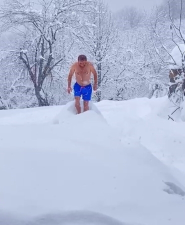 Eksi 10 dereceyi aldırmadan şortuyla karda yüzdü
