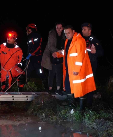 Edirne’de minibüs sulama kanalına düştü: Mahsur kalanlar kurtarıldı