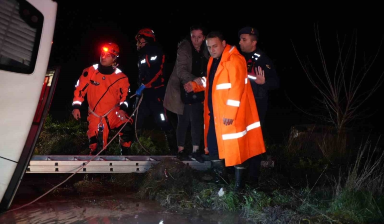 Edirne’de minibüs sulama kanalına düştü: Mahsur kalanlar kurtarıldı