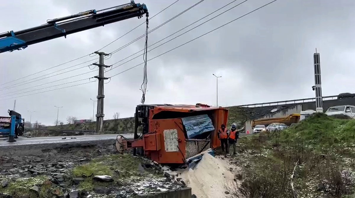 Eyüpsultan’da kar küreme aracı buzlu yolda devrildi: 1 yaralı