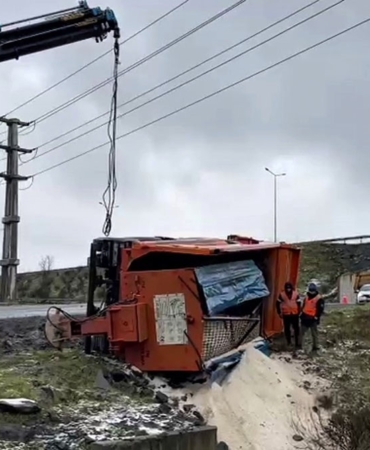 Eyyüpsultan’da kar küreme aracı buzlu yolda devrildi: 1 yaralı