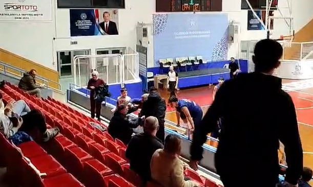 Kocaeli’de U16 basketbol maçında yumruklar havada uçuştu