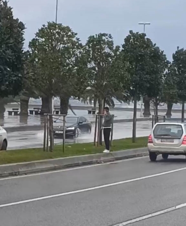 Pendik’te fırtına nedeniyle deniz suyu sahil yoluna vurdu