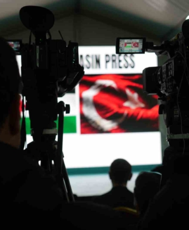 İsrail’in saldırısında bacağını kaybeden Gazzeli gazeteci meslektaşlarına seslendi