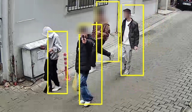 Çocuklar ellerinde silahla geziyor sanıldı, oyuncak tabanca çıktı