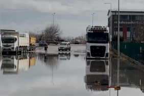 Kırklareli’nde şiddetli yağış hayatı felç etti: Başkan Bulut sular içinde şiir okudu