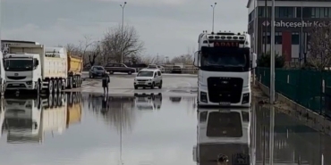 Kırklareli’nde şiddetli yağış hayatı felç etti: Başkan Bulut sular içinde şiir okudu