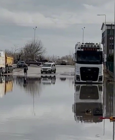 Kırklareli’nde şiddetli yağış hayatı felç etti: Başkan Bulut sular içinde şiir okudu
