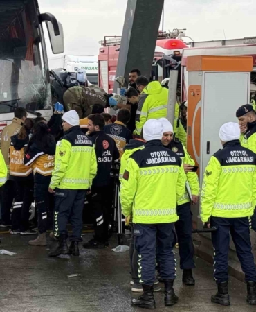 Silivri Kuzey Marmara Otoyolu’nda feci kaza: Yolcu otobüsüyle otomobil çarpıştı