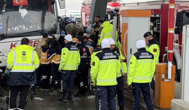 Silivri Kuzey Marmara Otoyolu’nda feci kaza: Yolcu otobüsüyle otomobil çarpıştı