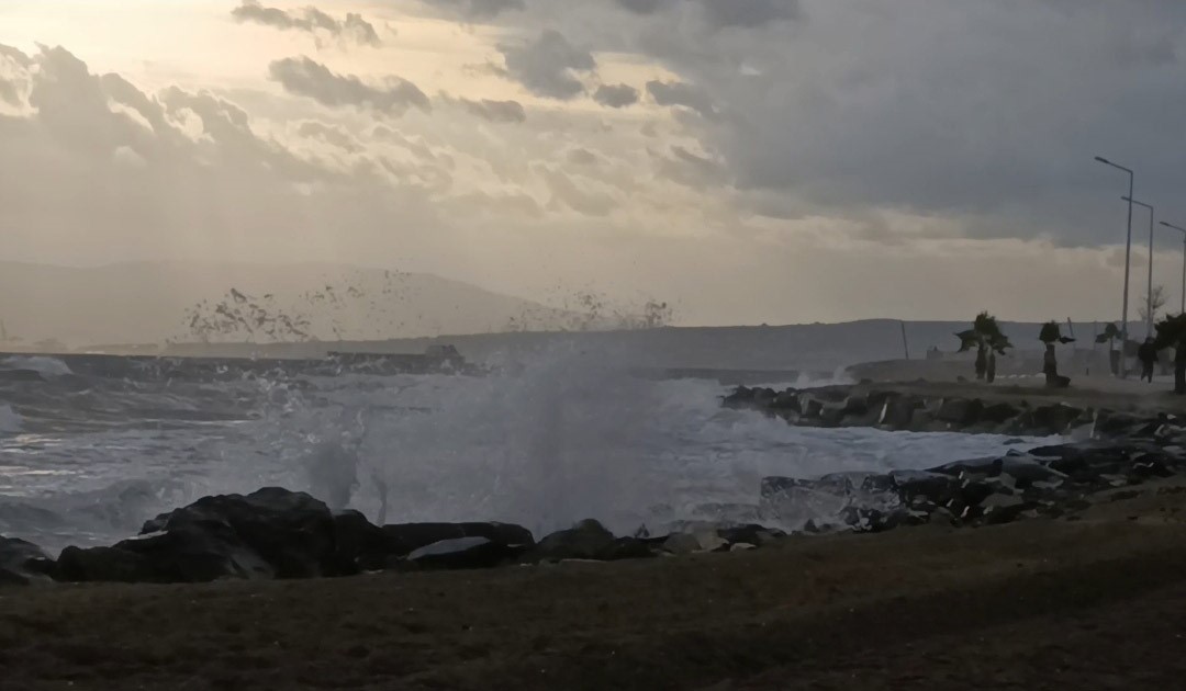 Şiddetli lodos Marmara’yı vurdu: Tekirdağ sahil dalgalarla kaplandı