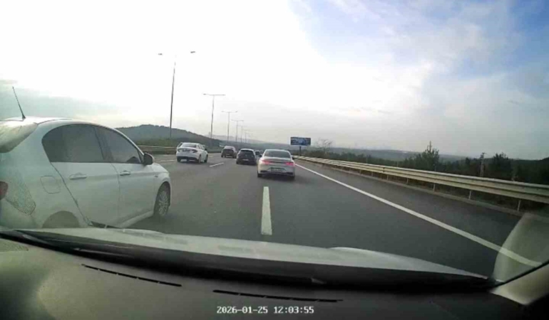 Sürücüyü sıkıştıran trafik magandası kamerada