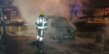 Balıkesir’de park halindeki ticari araç yandı