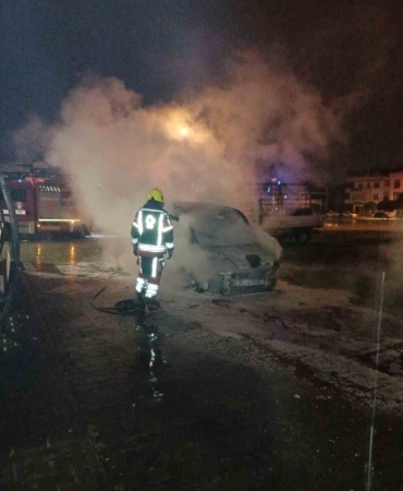 Balıkesir’de park halindeki ticari araç yandı