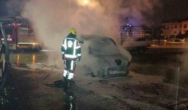 Balıkesir’de park halindeki ticari araç yandı