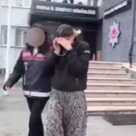107 suç kaydı olan kadın hırsız, polis baskınında baza altında yakalandı