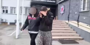 107 suç kaydı olan kadın hırsız, polis baskınında baza altında yakalandı